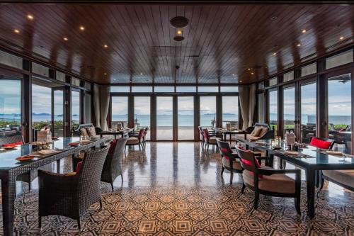 Un restaurante u otro lugar para comer en InterContinental Koh Samui Resort, an IHG Hotel