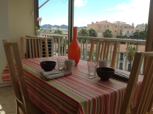 Balkón alebo terasa v ubytovaní Spacious studio in the center of Cannes nice terrace easy walk to the Croisette and Palais - 1923