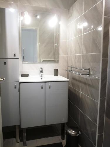 une salle de bain blanche avec un lavabo et un miroir dans l'établissement Spacious studio in the center of Cannes nice terrace easy walk to the Croisette and Palais - 1923, à Cannes