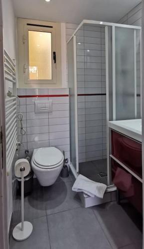 une petite salle de bain avec toilettes et lavabo dans l'établissement Villa Jeanne,appartamento vicino Monaco Vista mare, à Beausoleil