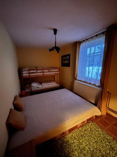 リプトフスキー・ミクラーシュにあるApartmán 66 v tichej lokaliteのベッドと窓のある小さな寝室