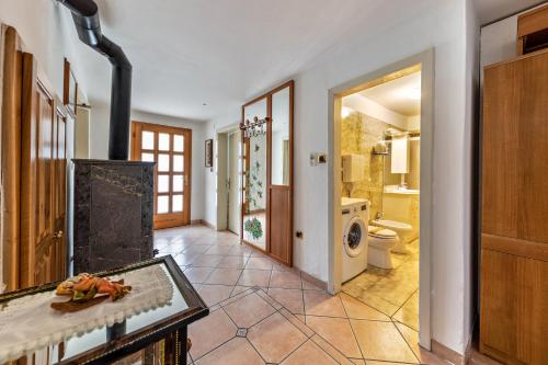 Appartamento Pisani في Brez: حمام مع غسالة ومجفف في المنزل