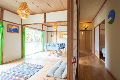 une salle à manger avec une table dans l'établissement Hide A Way - Vacation STAY 90104v, à Nishinoomote