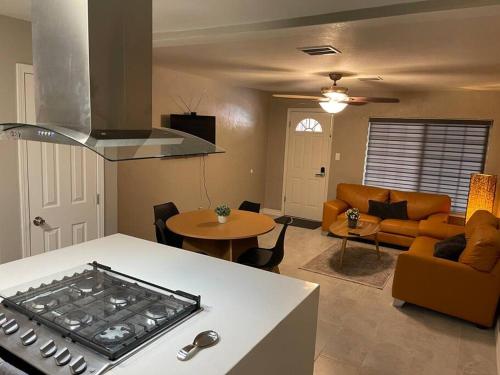 uma cozinha e sala de estar com uma placa de fogão em Big Family, Close to All, duplex A and B Downtown UTEP Hospitals em El Paso