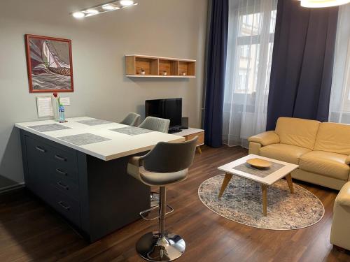 a living room with a desk and a couch at Apartament Ratuszowy in Jelenia Góra