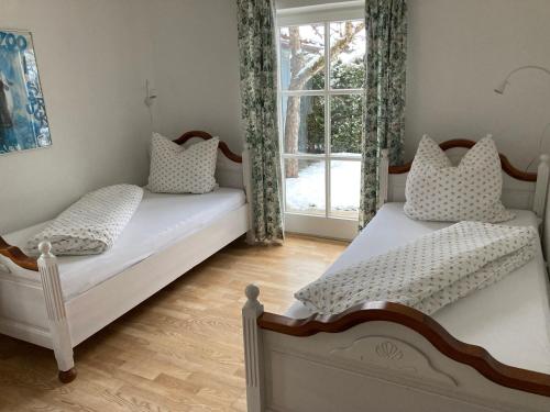 - 2 lits jumeaux dans une chambre avec fenêtre dans l'établissement Ferienwohnung Sophia, à Grainau