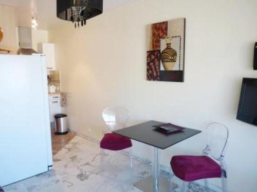 une salle à manger avec une table et deux chaises dans l'établissement Stylish one bedroom apartment in Central Cannes just off the Croisette and near beaches - 680, à Cannes