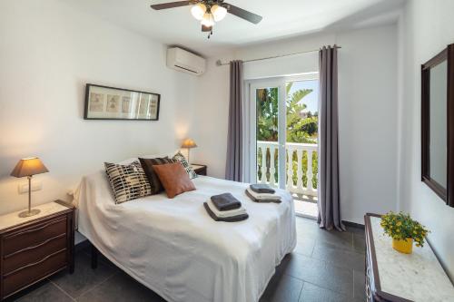 sypialnia z dużym łóżkiem i oknem w obiekcie Family Villa Mijas-Costa close to the beach w mieście Fuengirola