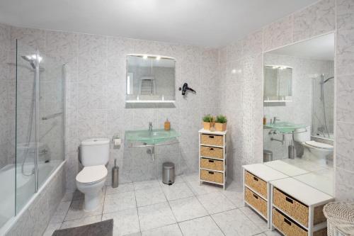 W łazience znajduje się toaleta, umywalka i prysznic. w obiekcie Family Villa Mijas-Costa close to the beach w mieście Fuengirola