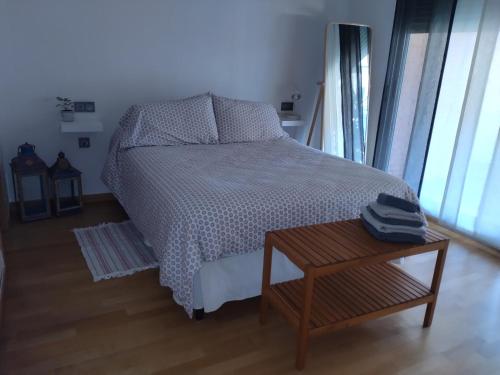 アルメリアにあるApartamento Algazulのベッドルーム1室(ベッド1台、木製テーブル付)