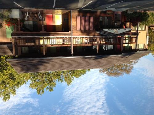 un riflesso di un edificio in una piscina d'acqua di Humboldt Redwoods Inn a Garberville