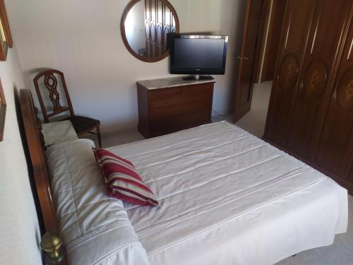Cama o camas de una habitación en Room in Guest room - Double Room in Chalet in Toledo