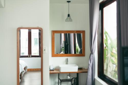 a bathroom with a sink and a mirror at Kool House in Tuy Hoa