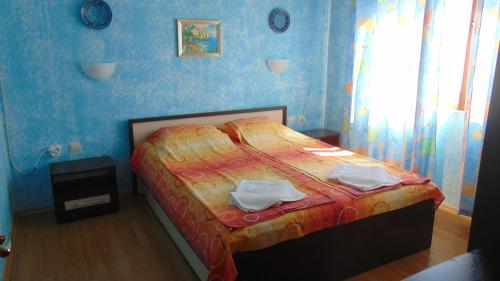 プリモルスコにあるApartments in complex Gardeniaの青いベッドルーム(タオル付きのベッド付)