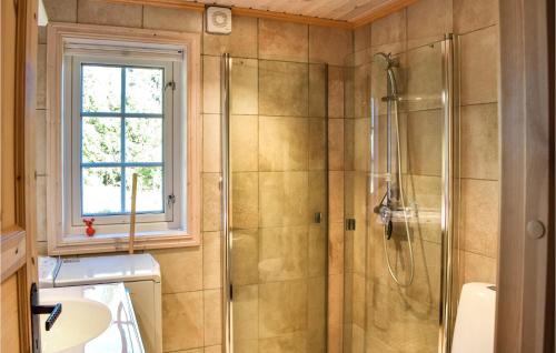 y baño con ducha y lavamanos. en Stunning Home In Etnedal With Kitchen, en Etnedal
