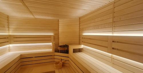 una pequeña sauna de madera con suelo y paredes de madera en Hotel Monte Mare - all inclusive en Čanj