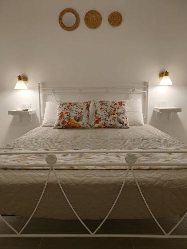 Una cama grande con dos almohadas encima. en Oltre la Vite, en Selva di Fasano