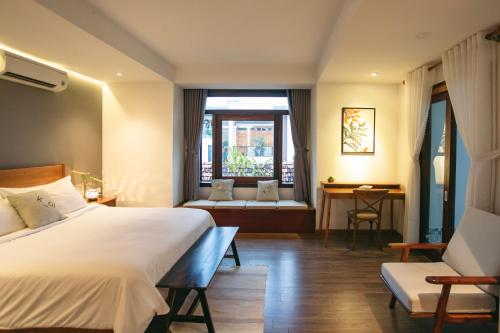 Un dormitorio con una gran cama blanca y una ventana en Kool House en Tuy Hoa
