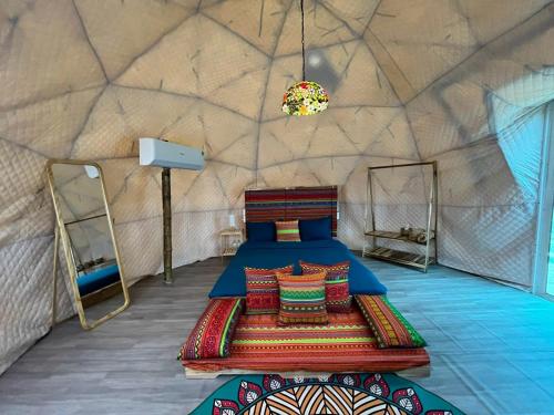 木州的住宿－Mường sang farmstay，蒙古包内一间卧室,里面设有一张床