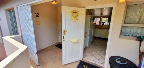 einen Flur eines Hauses mit einer Tür und einer Küche in der Unterkunft Club Cabana 12 - Sleeps 6 - Perfect Holiday Destination in Margate