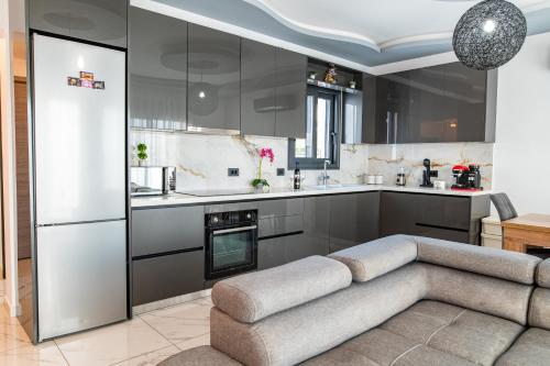 una cucina con divano nel mezzo di Sebastian Apartment & Studio RHODOS a Afantou