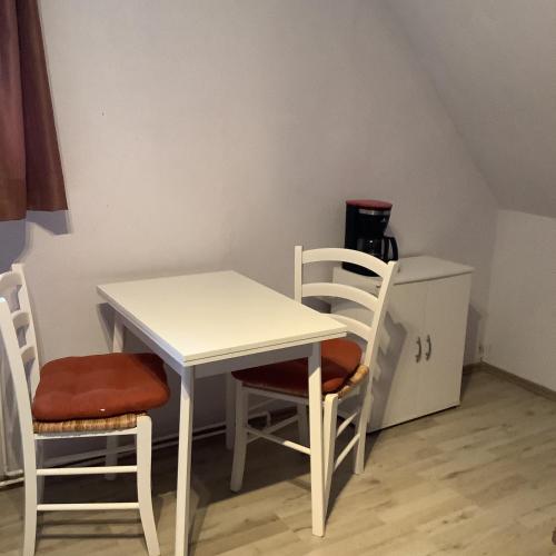 a white table and chairs in a room at FEWO Appartement 5 in Minden