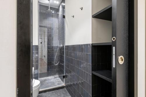 bagno con doccia e porta in vetro di Easylife - Elegante monolocale in Corso Magenta a Milano
