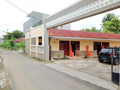 una casa sul lato di una strada di Reddoorz @ Kanaka GuestHouse a Bengkulu