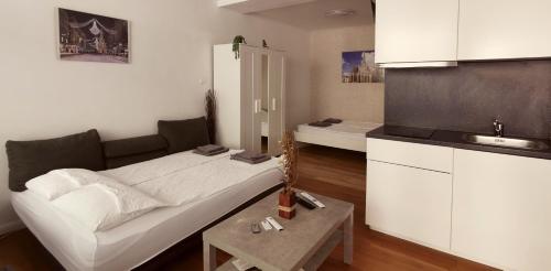 salon z kanapą i kuchnią w obiekcie Kardinal Studios w Wiedniu