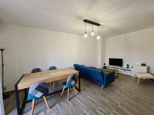 Appartement rénové indépendant avec garage au centre du village