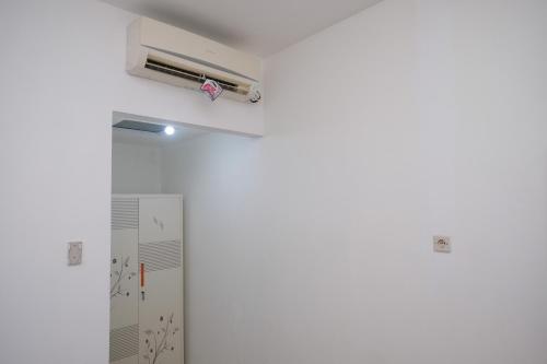 a room with a air conditioner on the ceiling at KoolKost Syariah near Luwes Gentan Park (Minimum Stay 30 Nights) in Sukoharjo