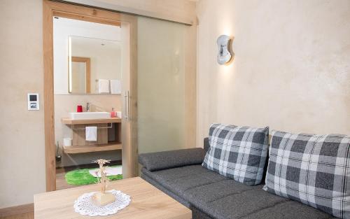 ein Wohnzimmer mit einem Sofa und einem Tisch in der Unterkunft Seehotel St Hubertus in Pertisau