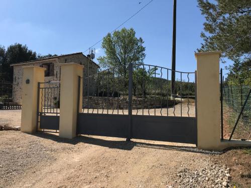 Fotografia z galérie ubytovania Maison en pierre indépendante 47m² + stationnement v destinácii Sillans-la Cascade
