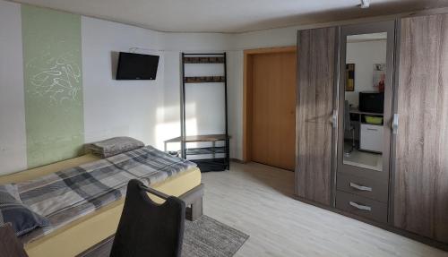 um quarto com uma cama e uma porta de vidro deslizante em Landhaus "Kühler Morgen", Appartement mit 140er Futonbett, Teeküche, Bad 