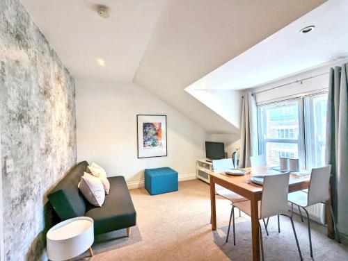 ケンブリッジにあるKoala & Tree - 1 & 2 bed apartments in Cambridge city centre Short Lets & Serviced Accommodationのリビングルーム(ソファ、テーブル付)