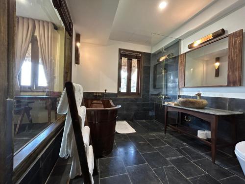 La salle de bains est pourvue d'une grande baignoire et d'un lavabo. dans l'établissement Amigo Pu Luong, à Làng Bang