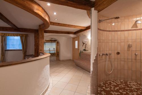 La salle de bains est pourvue d'une douche et d'une douche à l'italienne. dans l'établissement Cristallo B&B, à Castelrotto