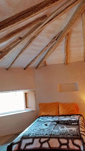 1 dormitorio con 1 cama y ventana en una habitación en Perú's Center Jauja To Huancayo, en Jauja