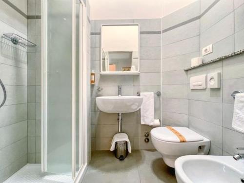 uma casa de banho com um lavatório, um WC e um chuveiro em Hotel Vienna em Gabicce Mare