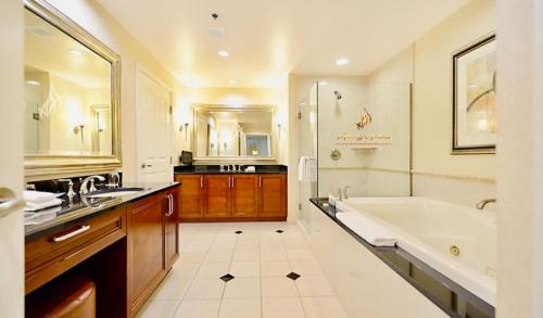 baño grande con bañera y lavamanos en Amalz Balcony Suites at Mgm Signature !, en Las Vegas