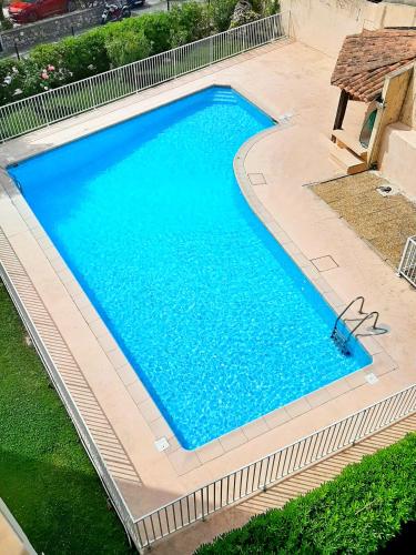 - une vue sur la grande piscine d'eau bleue dans l'établissement Eden Beach, à Cagnes-sur-Mer
