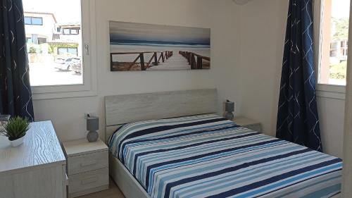 1 dormitorio con 1 cama con una pintura en la pared en Welcomely - White Terrace - Condominio AcquaLife en Cannigione