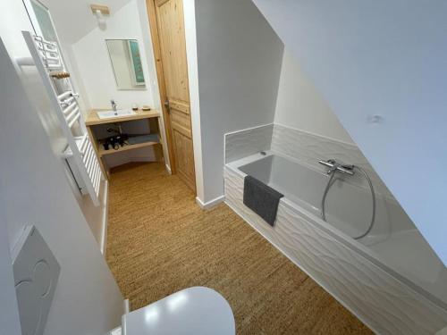 une salle de bain avec un lavabo et des toilettes dans l'établissement Maison de ville - Plage à pied, à Crozon