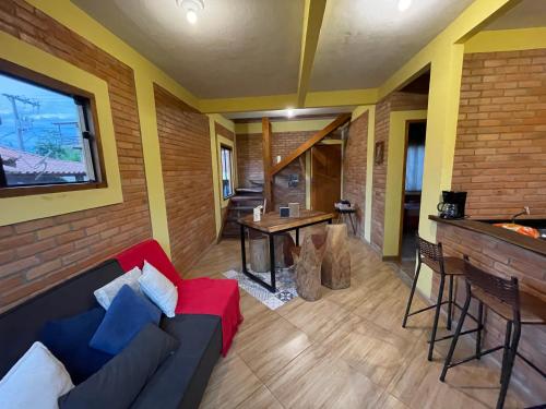 un salon avec un canapé et une table dans l'établissement Casa Girassol, à Conceição da Ibitipoca