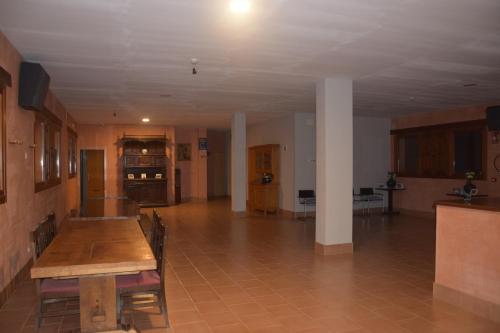a large room with a table and a kitchen at El Camino de las Estrellas in Navarrete