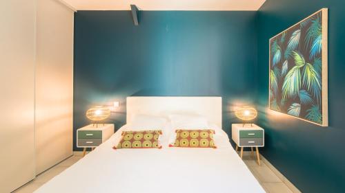 - une chambre avec un lit blanc et 2 lampes dans l'établissement La chambre Sweety, à Sarlat-la-Canéda