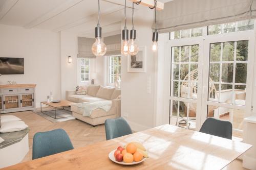 eine Küche und ein Wohnzimmer mit einem Tisch und Stühlen in der Unterkunft sea and salt in Timmendorfer Strand