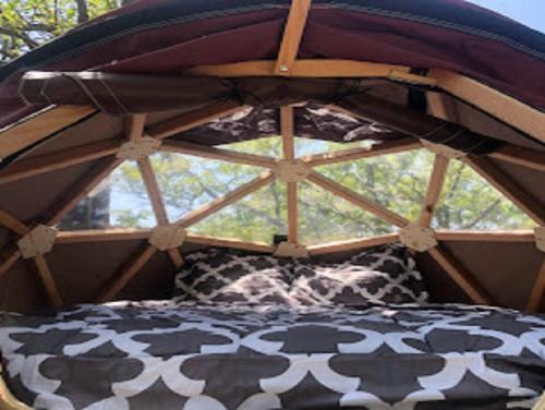 pokój z łóżkiem w namiocie w obiekcie Camping des Cigales w mieście Aiguèze