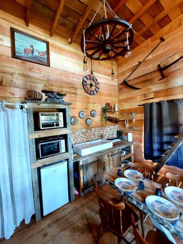 - une cuisine avec une grande table dans une cabine dans l'établissement Cabane insolite TOUT CONFORT Chalet Gites Luzy Morvan Bourgogne, à Luzy