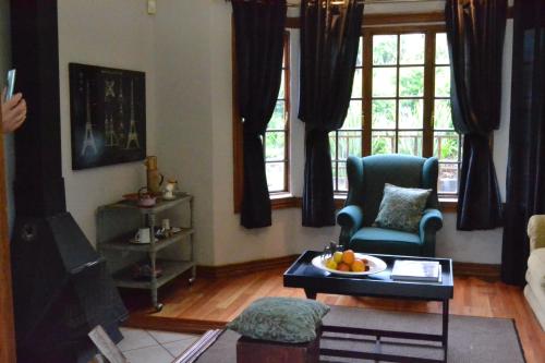 沙比耶的住宿－River Suites Sabie，客厅配有沙发和桌椅